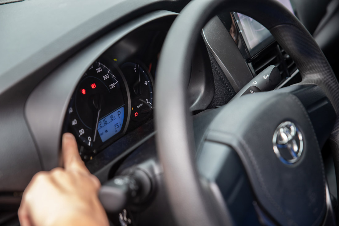 道路駕駛課程教學-儀表板燈號介紹，油表、故障燈號、安全帶等