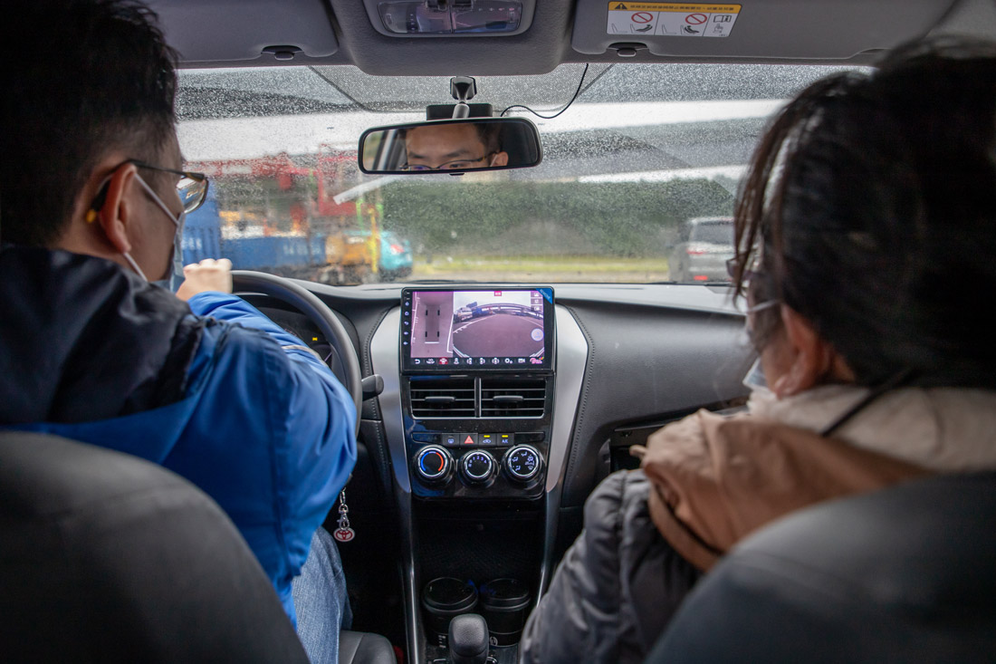 道路駕駛課程教學左右轉彎練習，熟悉打方向盤與空間距離的順暢度