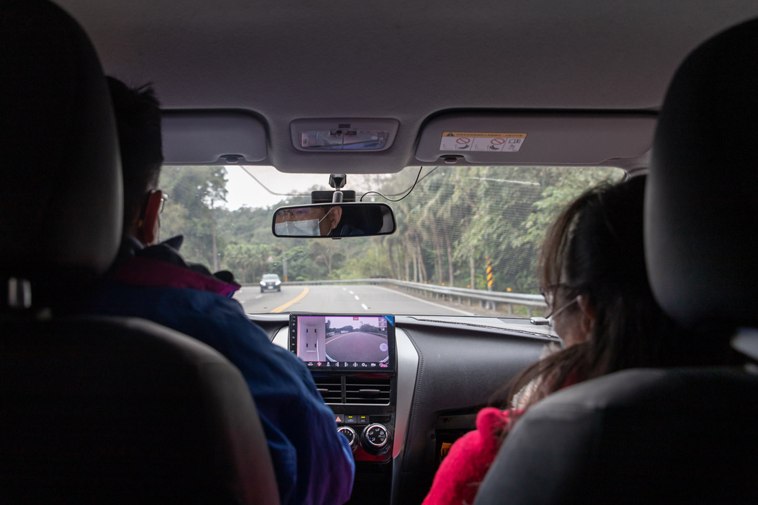 道路駕駛課程教學新手保持內側車道可避免摩托車或重機