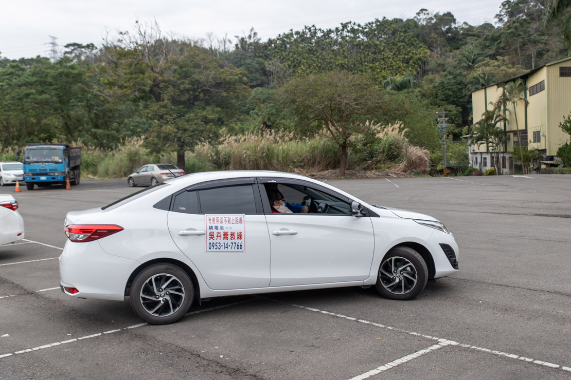 道路駕駛課程教學接著將方向盤往右打滿，持續倒車就可一桿進洞了，如需要修正左右空間距離再作些許調整即可