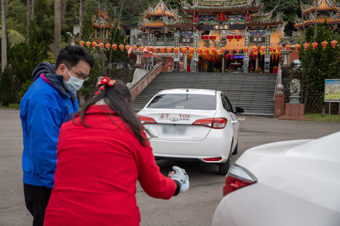 道路駕駛課程教學打方向盤往左前方45度前進