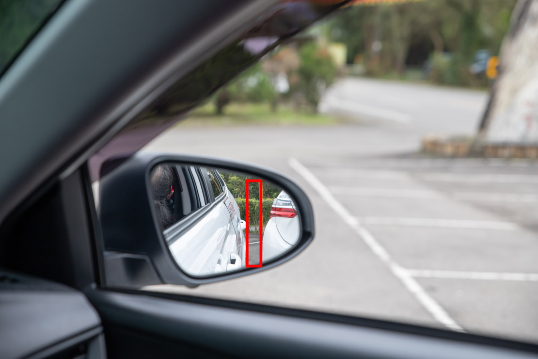 道路駕駛課程教學倒車後退，後門把超過停靠車輛車尾或車頭