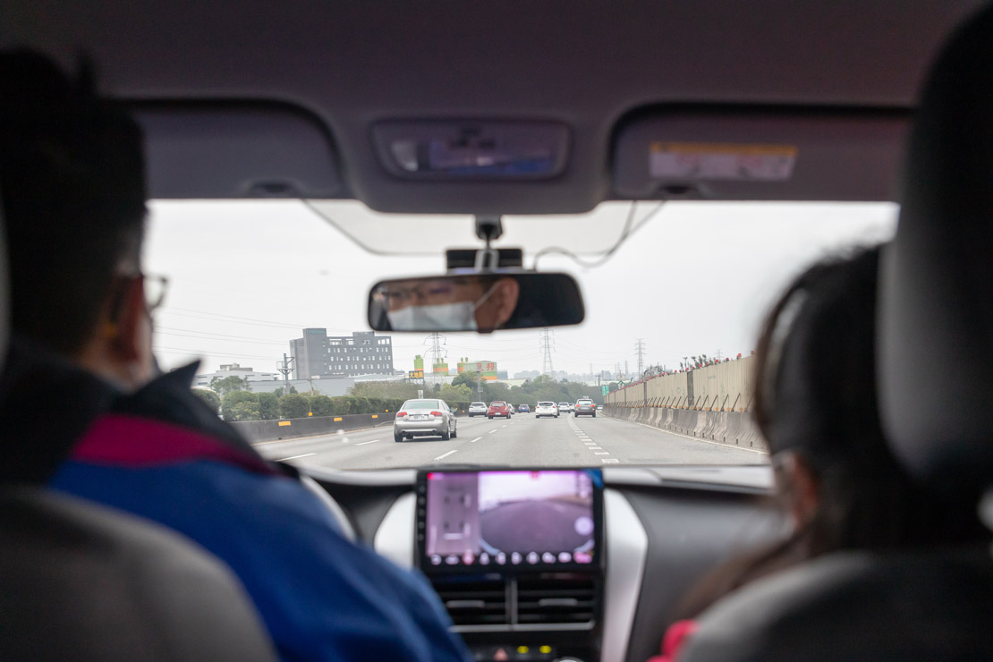 道路駕駛課程教學走最外側車道不隨意變換車道