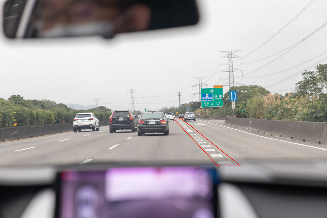 道路駕駛課程教學出現寬版短虛線表示要下交流道了，要下交流的車輛漸漸靠右