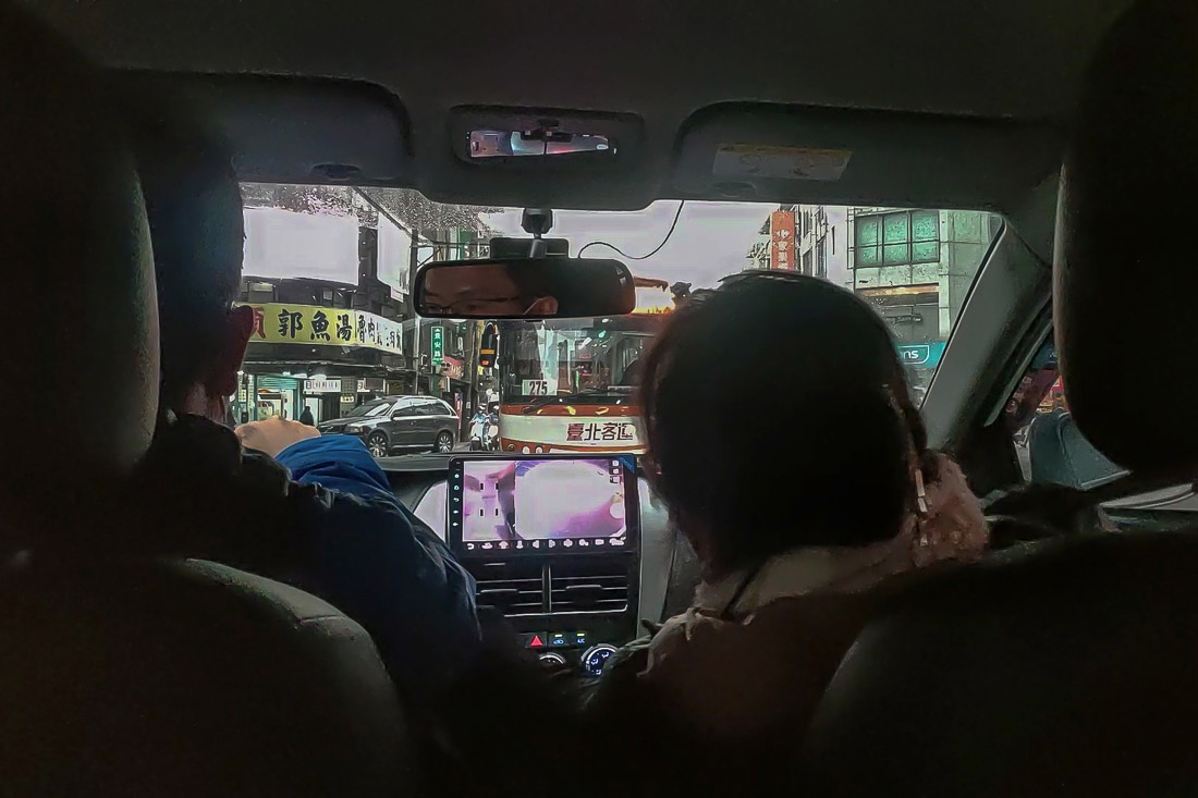 道路駕駛課程教學上下班車多視線不好時，待大車先通過，可看到對向來車再通過