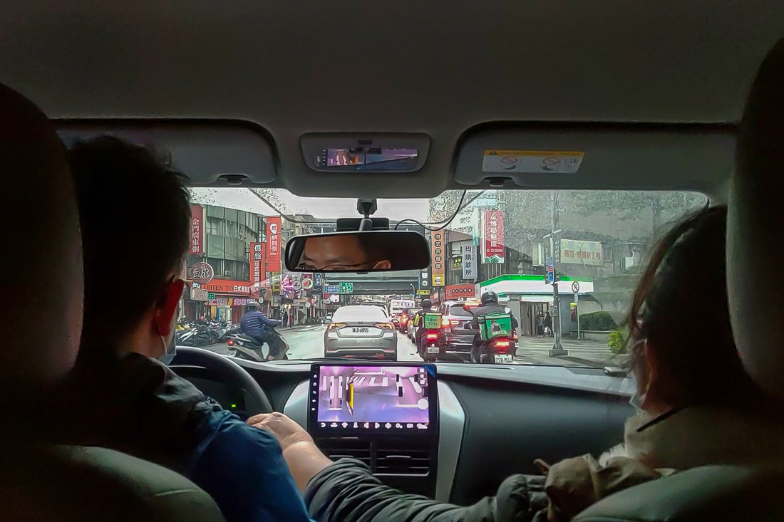 道路駕駛課程教學遇到十字路口放空油門，採防禦性駕駛，預判路口會有突發狀況保護自己