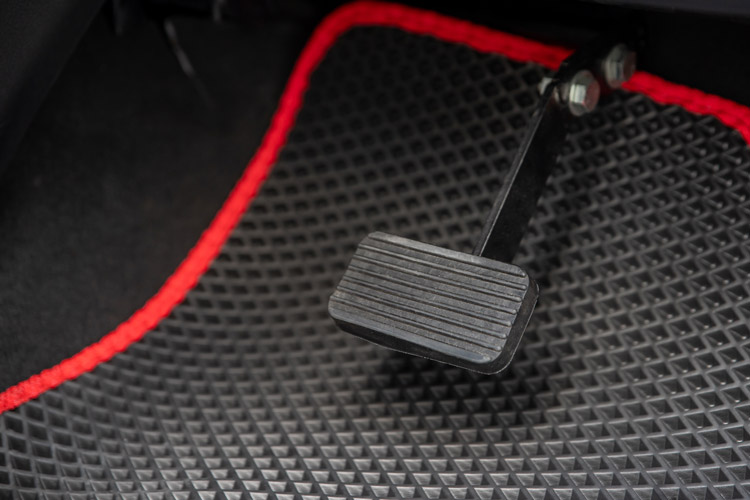 道路駕駛-副駕駛座配有煞車系統