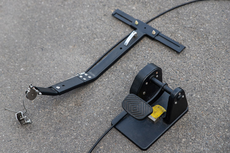 道路駕駛-教練用活動輔助煞車器